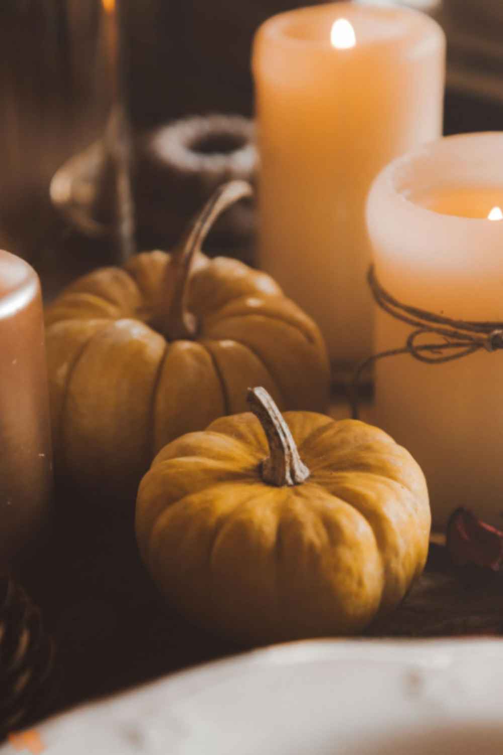 mickler-and-co-design-studio-leland-nc-simple-seasonal-styling-tips-to-keep-your-home-fresh-all-year-long-pumpkin-tablescape-in-home-consultations